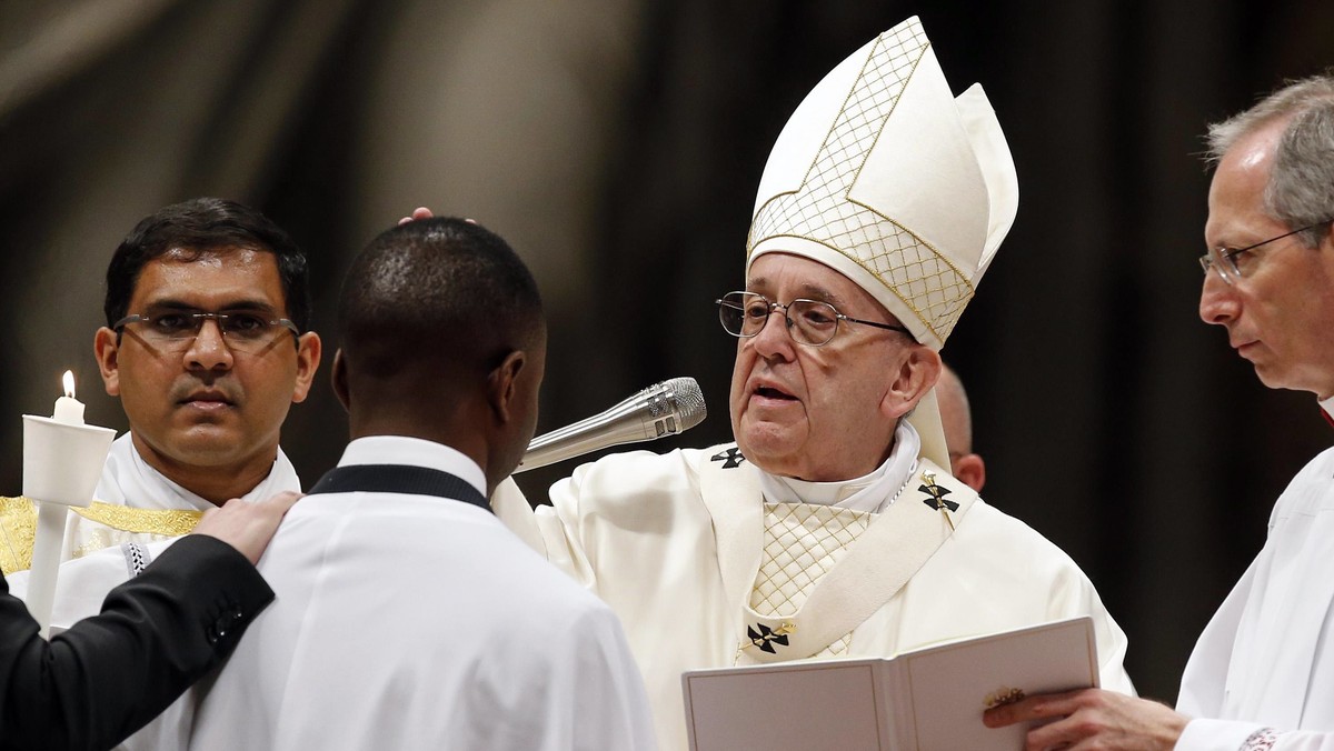 Papież Franciszek w homilii podczas mszy Wigilii Paschalnej w Wielką Sobotę mówił, że nigdy nie można milczeć w obliczu niesprawiedliwości. Do milczenia uczniów Jezusa wobec jego męki porównał brak reakcji na cierpienie wielu ludzi w naszych czasach.