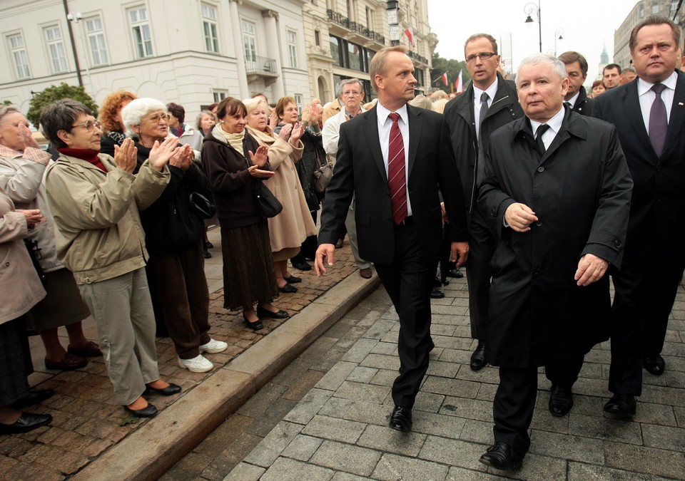 WARSZAWA KRZYŻ PAŁAC PREZYDENCKI KWIATY PIS