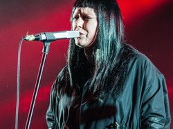 Kasi Nosowskiej przybyło ciałka. Ukrywa je pod "płaszczem-namiotem"