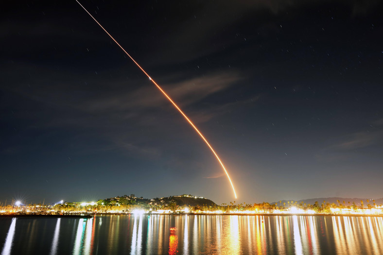 Należąca do SpaceX rakieta Falcon 9 z 22 satelitami Starlink została wystrzelona na orbitę okołoziemską. Lompoc, Kalifornia, 29 stycznia 2024 r.