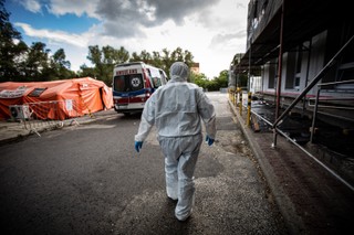 Błyskawiczną nowelizacją Sejm wycofał się z wyższych dodatków dla wszystkich medyków walczących z Covid-19