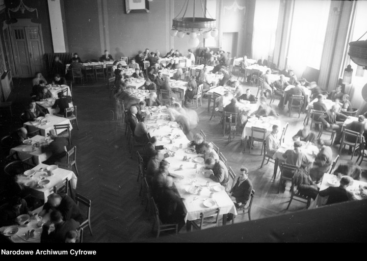 Kuracjusze podczas wspólnego posiłku — Połczyn-Zdrój, 1948 r.