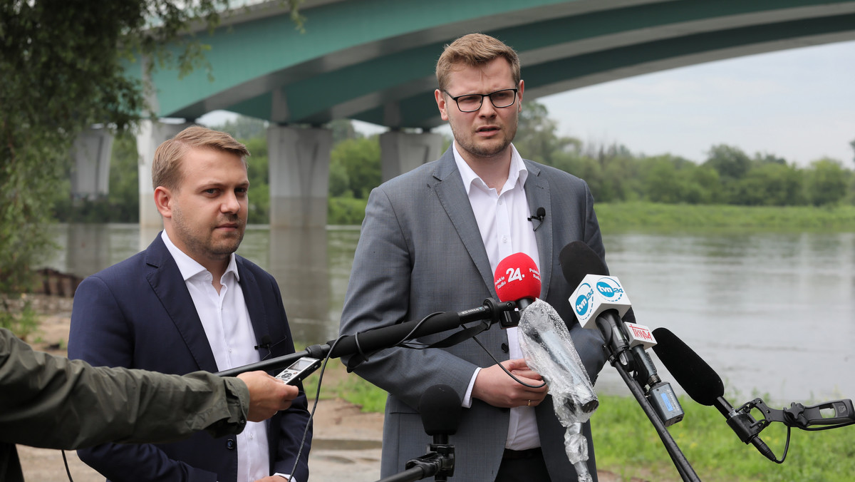 Regionalny Dyrektor Ochrony Środowiska w Warszawie wszczął postępowanie wyjaśniające, podczas którego zbadany zostanie stopień szkód w środowisku związanych z działalnością oczyszczalni „Czajka” i częstotliwością zrzutów ścieków do Wisły – poinformował dziś minister środowiska Michał Woś.