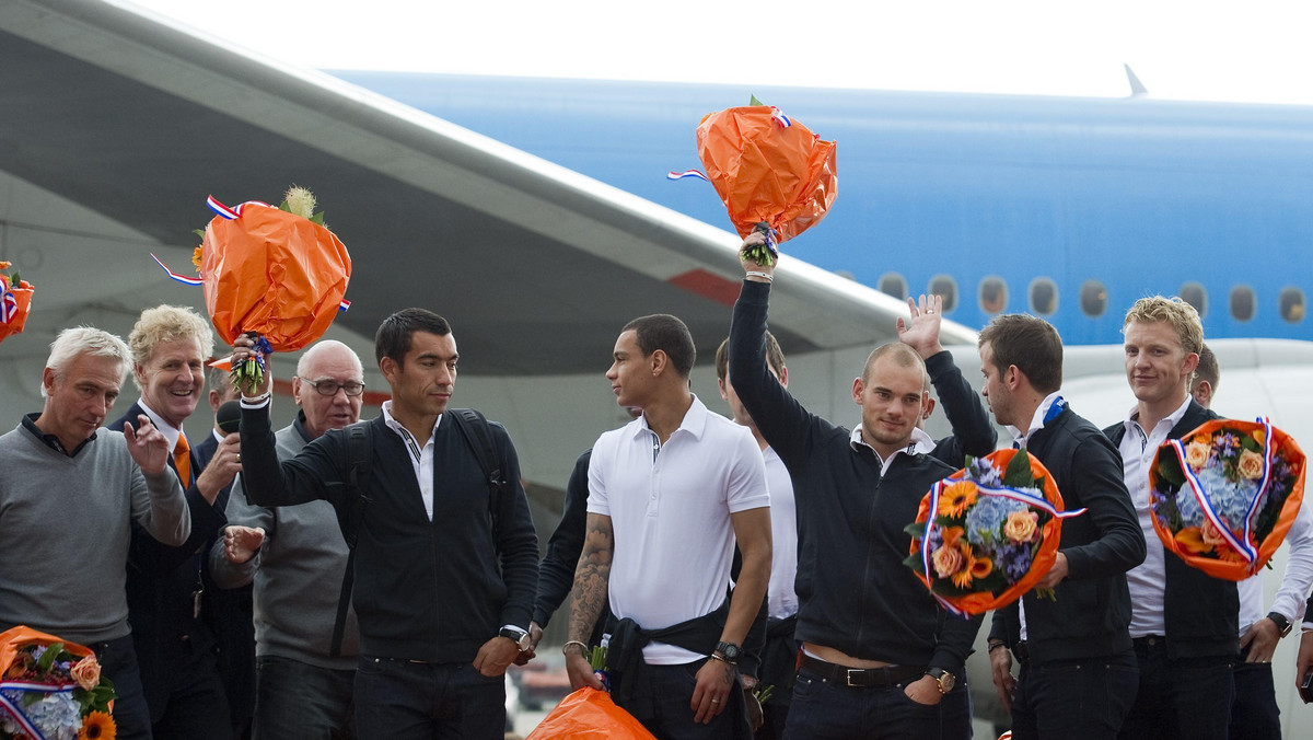 W eskorcie pomalowanych na pomarańczowo myśliwców wojskowych powrócili do kraju srebrni medaliści piłkarskich mistrzostw świata w RPA. Holendrzy wylądowali na amsterdamskim lotnisku Schiphol w poniedziałkowy wieczór.