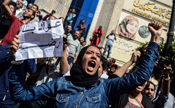 Protesty Egipcjan przeciw przekazaniu Arabii Saudyjskiej dwóch wysp. Policja użyła gazu łzawiącego