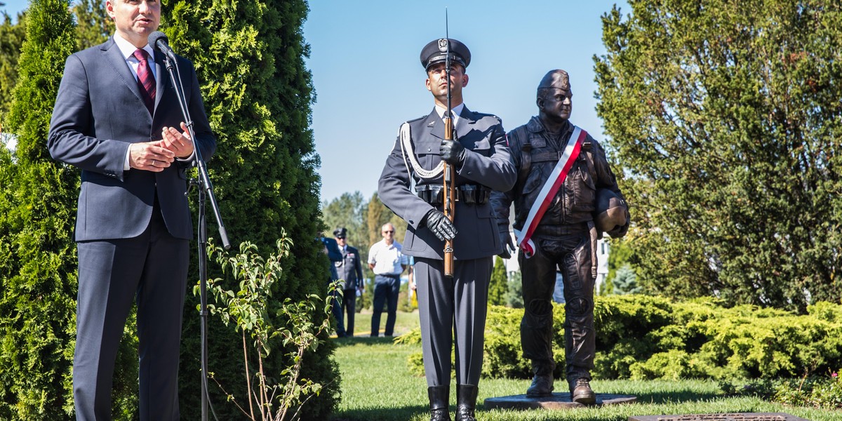 Pomnik generała Błasika stanął na Krzesinach 