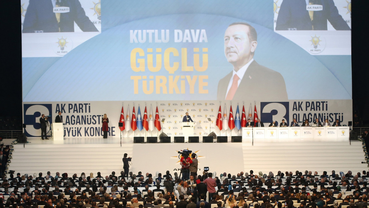 Prezydent Turcji Recep Tayyip Erdogan stanął ponownie na czele rządzącej islamskiej Partii Sprawiedliwości i Rozwoju (AKP), z której zgodnie z konstytucją musiał wystąpić w roku 2014, gdy został wybrany na szefa państwa.