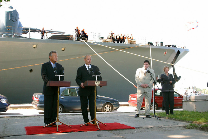 Aleksander Kwaśniewski i Władimir Putin w 2003 r. przed krążownikiem Marszałek Ustinow