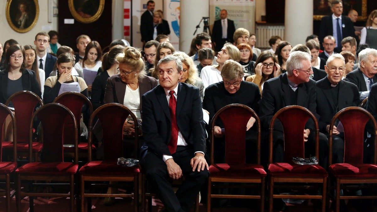 Warszawa, 12.10.2013. Profesor Piotr Gliski (C), podczas debaty gwnej Dziedziniec Dialogu - Wiara