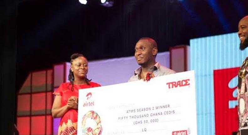 Moses Ugheighele still receives his prize from Rosy Fynn, Marketing Director, Airtel Ghana.