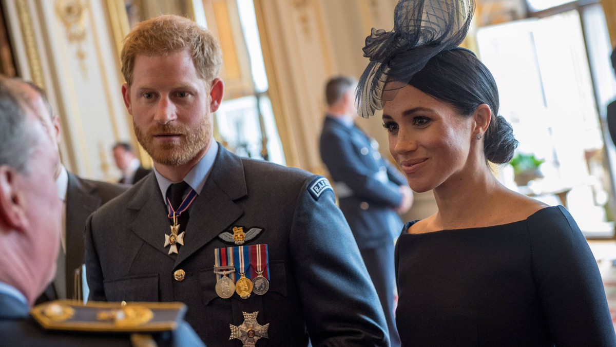 Członkowie rodziny królewskiej wzięli udział w uroczystościach setnej rocznicy powstania Królewskich Sił Lotniczych. Wśród nich była Meghan Markle, która zwróciła uwagę brakiem broszki w swojej kreacji. Eksperci od królewskiej etykiety tłumaczą dlaczego.