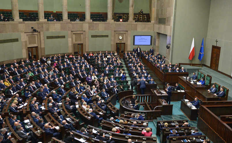 43 proc. badanych przez CBOS uważa, że ludzie decydują się zostać posłami, bo chcą mieć władzę; według 31 proc. - bo chcą pomóc innym i zrobić coś dobrego; po 28 proc. badanych uznało, że chcą mieć więcej pieniędzy oraz że chcą realizować program swojej partii.