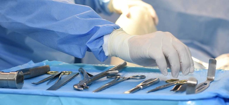 Usunęli nerkę, w ciele pacjenta została chusta? Lekarz i pielęgniarka nie przyznają się