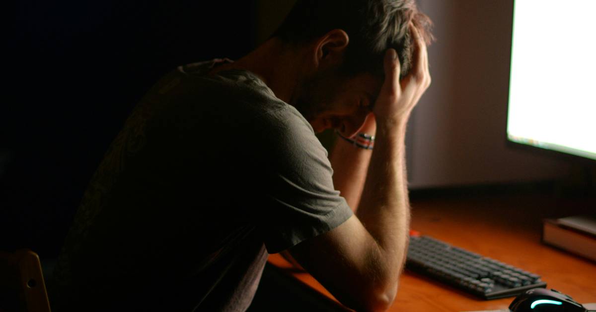 Doniesienia o kryzysach wywołują w nas stres informacyjny. Psycholożka mówi, jak sobie z nim radzić