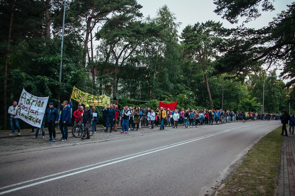 Protest w obronie sądów pod rezydencją Prezydenta RP w Juracie 