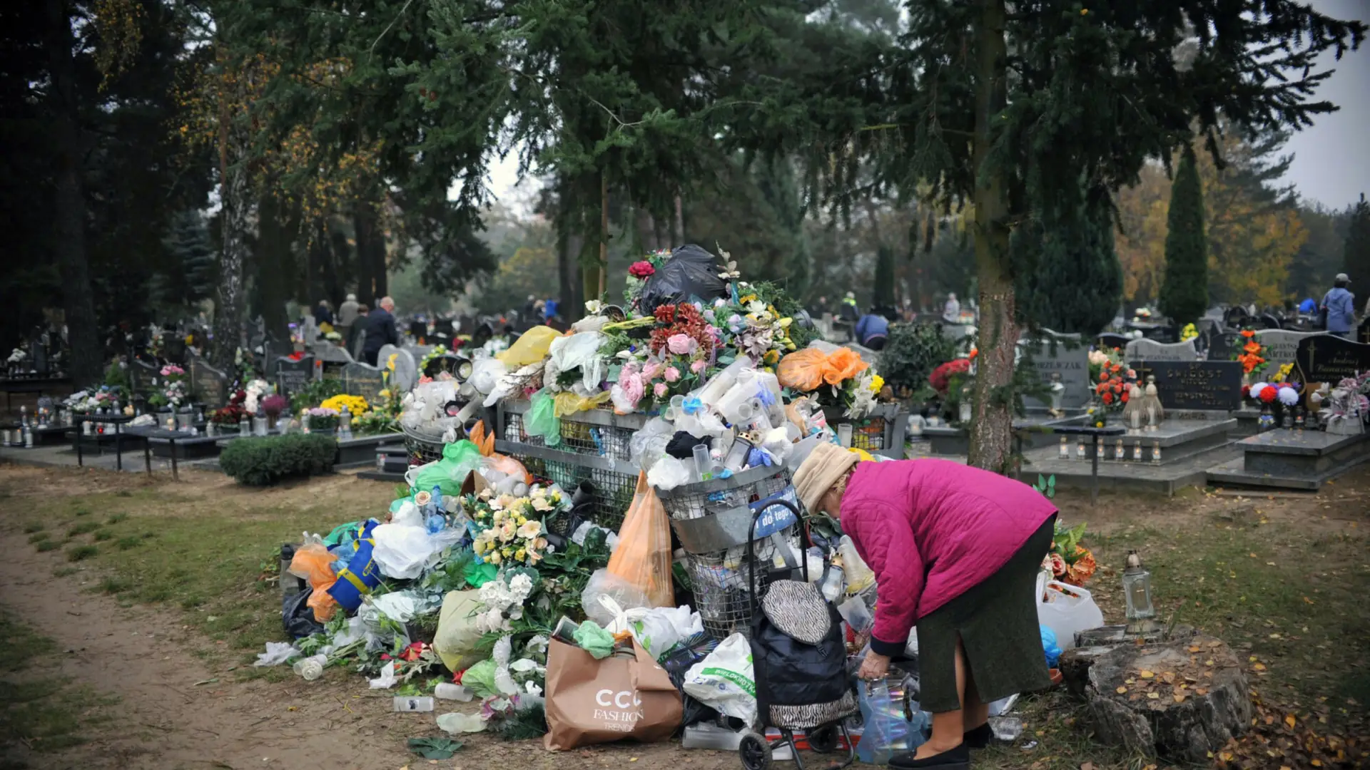 Wyliczają, ile odpadów generuje się na grobach. "Skala jest ogromna"