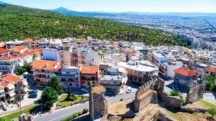 W 1917 roku w mieście wybuchł pożar, który strawił dużą część miasta, obejmując przede wszystkim dzielnice zamieszkiwane przez ludność turecką i żydowską. Szacuje się, że na skutek żywiołu dachu nad głową pozbawionych została nawet połowa mieszkańców Salonik. Pożar zapoczątkował proces masowej emigracji Żydów, którzy aż do XX wieku stanowili większą część populacji miasta. Po kataklizmie metropolia została odbudowana na planie europejskim, przez co w dużej mierze utraciło swój historyczny wygląd.