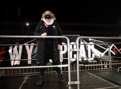 Wielki baner Strajku Kobiet na krzyżu na Giewoncie. 'Wyd...ć z przemocą!'