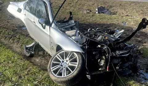 BMW dosłownie rozpadło się na części. Kierowca zginął na miejscu