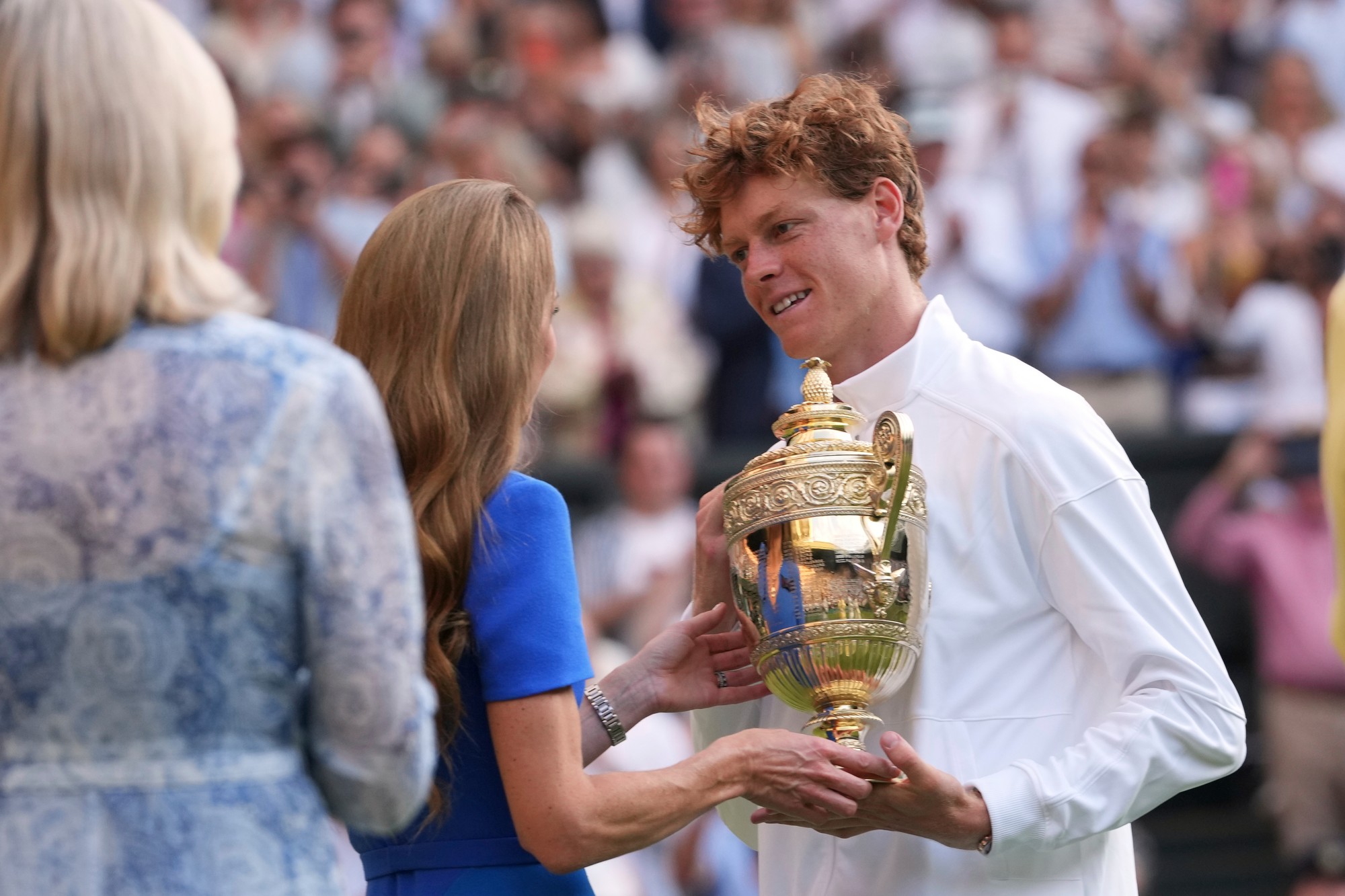 Taliansky tenista Jannik Sinner s trofejou po výhre vo Wimbledone 2025. 