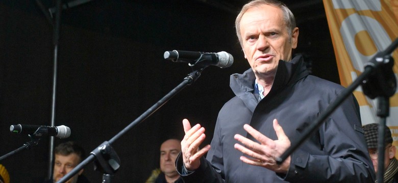 Manifestacje przeciw lex TVN. Tusk: Bądźmy solidarni, a zmieciemy tę władzę