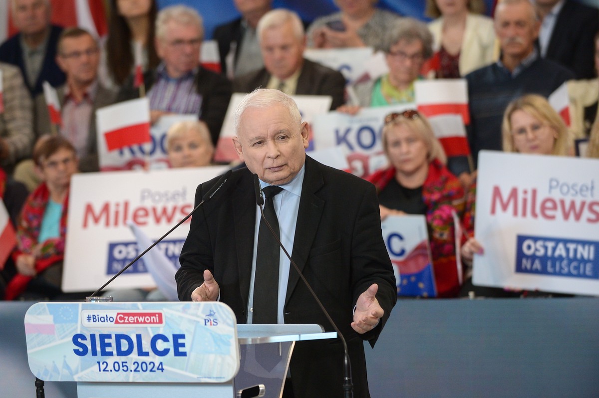Kampania wyborcza do Parlamentu Europejskiego. Prezes PiS Jarosław Kaczyński przemawia na spotkaniu z mieszkańcami w OSiR w Siedlcach