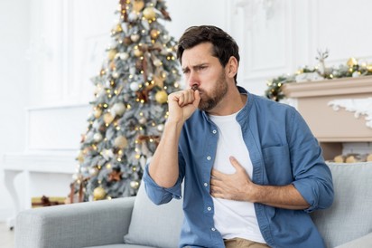 Reflux: az ünnepi túlevés szívinfarktusra hasonlító tüneteket okozhat