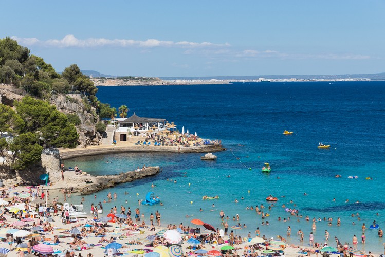 Do uiszczenia podatku od słońca zobowiązani są wszyscy turyści, którzy odwiedzają Majorkę, Minorkę oraz inne wyspy archipelagu Balearów. Opłata nie jest zbyt wygórowana i wynosi 1 euro dziennie. Zebrane w ten sposób pieniądze lokalne władze przeznaczają na poprawę infrastruktury turystycznej. Tylko w 2012 roku Baleary odwiedziło ponad 10 mln turystów.