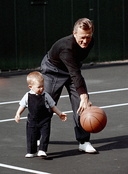 Kirk Douglas gra w piłkę z synem Peterem, 1957 r.