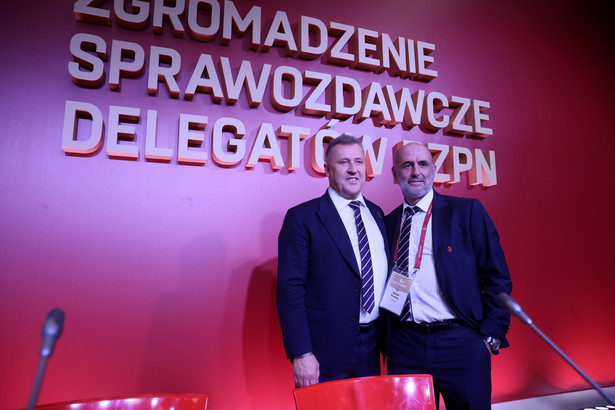 Prezes Polskiego Związku Piłki Nożnej Cezary Kulesza (L) i trener reprezentacji Polski Michał Probierz (P)