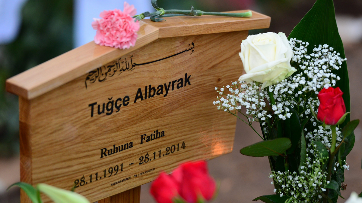 Ponad tysiąc osób uczestniczyło dzisiaj w pogrzebie 23-letniej Tugce Albayrak, która broniła dwóch nastolatek napastowanych przez grupę mężczyzn i zmarła po pobiciu przez jednego z nich. Władze Niemiec chcą przyznać jej odznaczenie państwowe za odwagę.