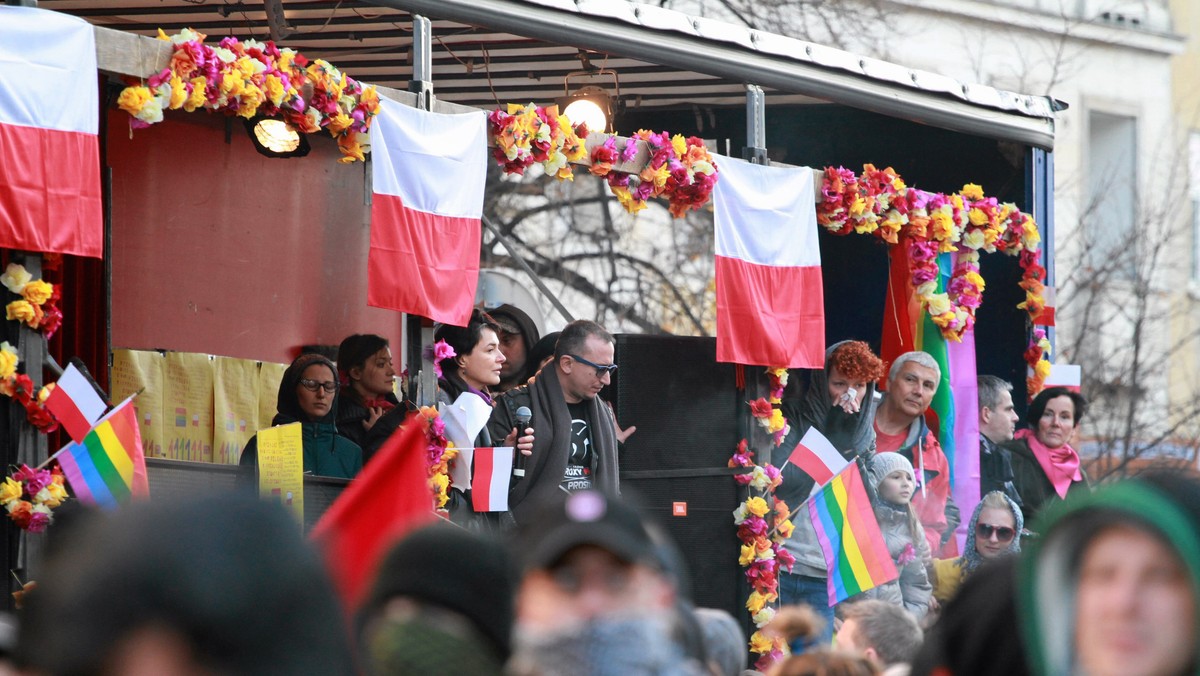 W języku, jakim posługuje się Porozumienie 11 listopada, ujawnia się  postpolityczność dzisiejszych środowisk lewicowych: skupienie się na kwestiach estetycznych i lajfstajlowych. Dla Xawerego Stańczyka konstatacja ta stała się pretekstem, by zadać fundamentalne pytanie o miejsce lewicy i charakter jej zaangażowania.