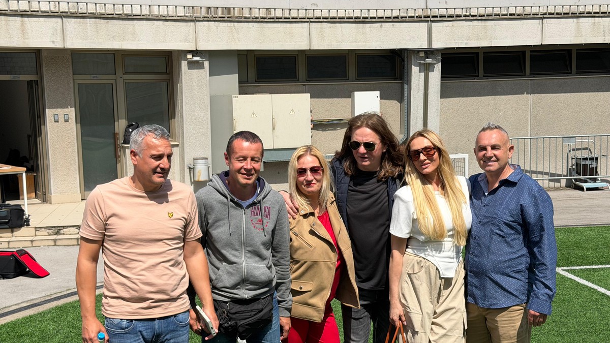 LJUBAVNICA SE POKAJALA ZBOG VEZE SA NJIM, A ON HTEO DA JE ŽENI Naš pevač varao ženu pred milionima sa 30 godina mlađom, na kraju mu sve oprostila: "Imamo traume"