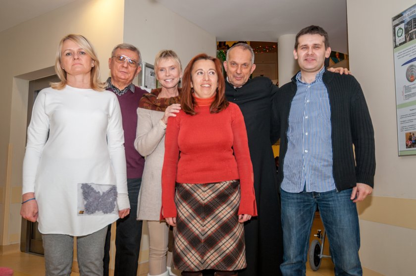 Ekipa Fundacji Akogo? Od lewej: Marzena Żakowska, Adam Dobrowolski, Ewa, Anna Krzysztofowicz, ksiądz Wojtek Drozdowicz, Andrzej Goliszek