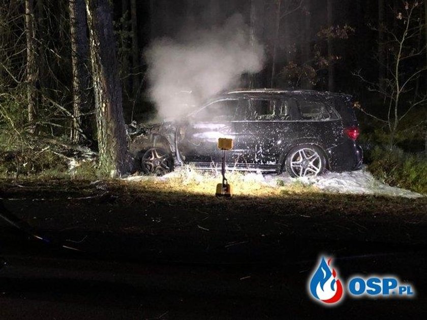 Przerażający wpadek mercedesa. Auto zapaliło się jak pochodnia