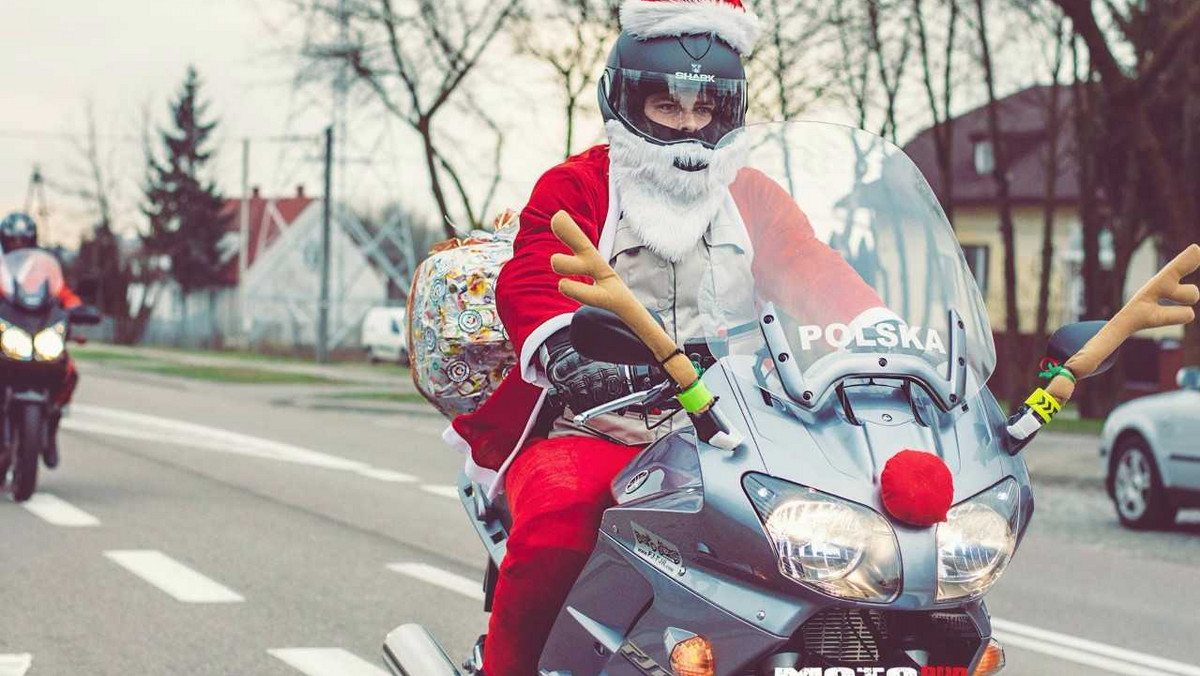 Białostoccy motocykliści chcą obdarować wychowanków domów dziecka prezentami na tegoroczne Mikołajki. Organizują w związku z tym akcję MotoMikołaje. W białostockich galeriach pokażą motocykle i będą zbierać pieniądze na prezenty.