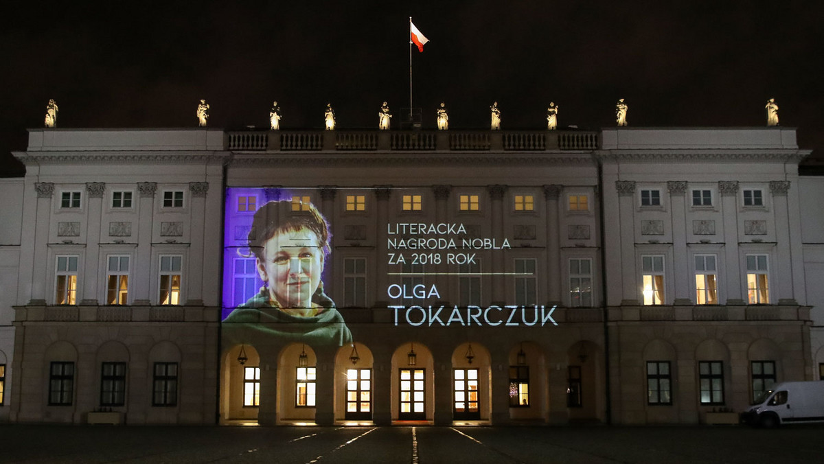 <strong>Iluminacja z wizerunkiem Olgi Tokarczuk pojawiła się we wtorek wieczorem na fasadzie Pałacu Prezydenckiego. Laureatka literackiej Nagrody Nobla za rok 2018 odebrała dziś dyplom i medal noblowski z rąk króla Karola XVI Gustawa.</strong>