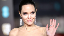 Hihetetlen fordulat: Angelina Jolie már bánja a válást?