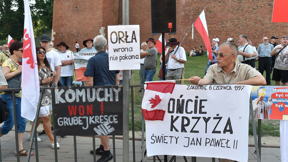 "Niech kolega Maleszki ucieka (...). Ty szmaciarzu jeb..." - usłyszał dziennikarz "Gazety Wyborczej" podczas obchodów 88. miesięcznicy smoleńskiej w Krakowie. Jak relacjonuje gazeta, dziennikarza otoczyła grupa agresywnych uczestników zgromadzenia, wyrwano mu telefon. Inwektywy padały również pod adresem dziennikarki TVN-u. - Dziwi też reakcja policji, która przyglądała się całemu zajściu - mówi Paweł Figurski z "GW" w rozmowie z Onetem.