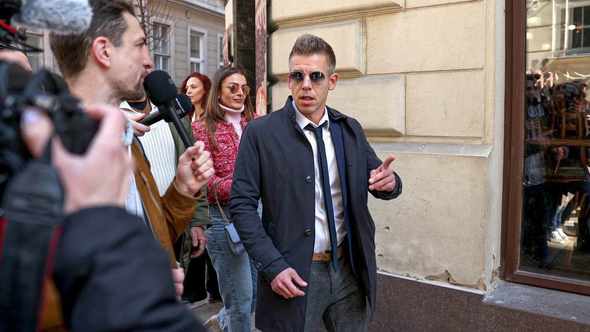 Magyar Pétert barátnője kísérte az ügyészségre: elkezdődött a meghallgatása – fotók, videók