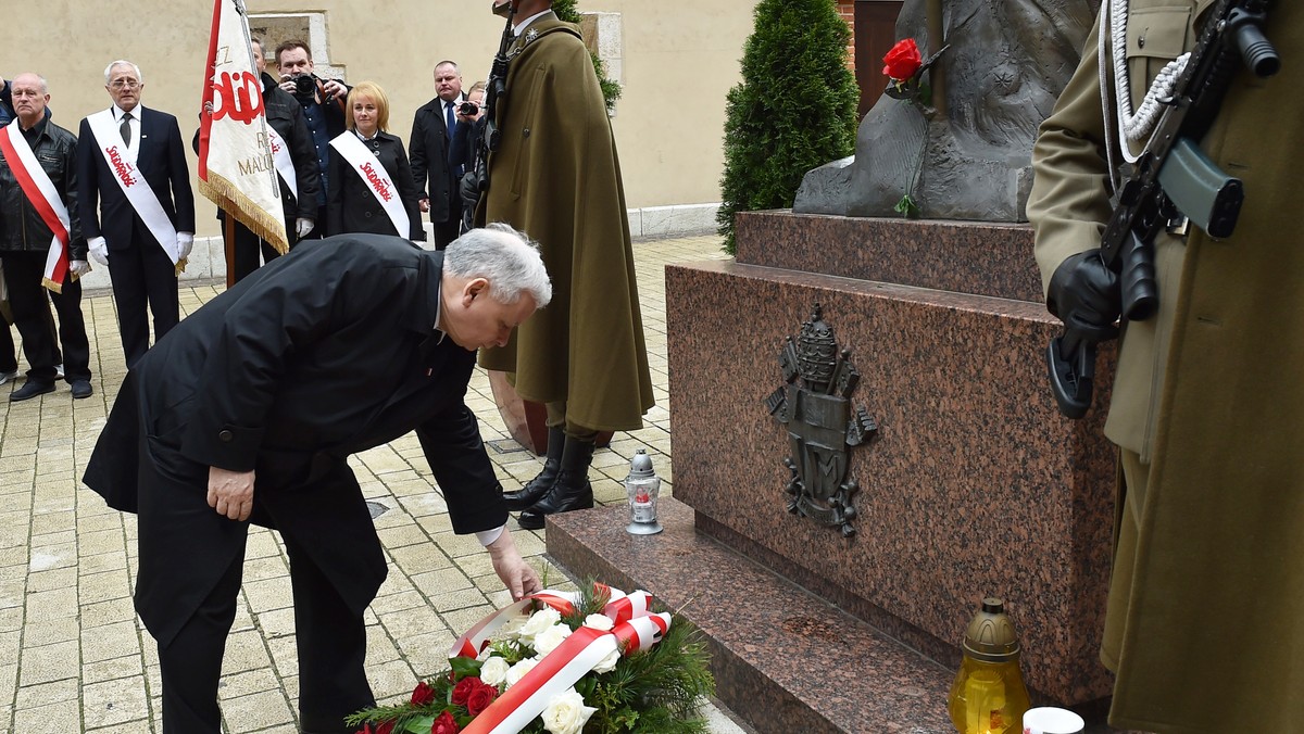 Jarosław Kaczyński składający kwiaty pod pominikiem na Wawelu