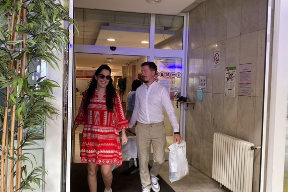 "RAZVOD JE TEŽAK, MUDRO BIRAJ" Naša voditeljka se udala za pevača i napustila karijeru: Rodila troje dece, a sada se oglasila snažnom porukom