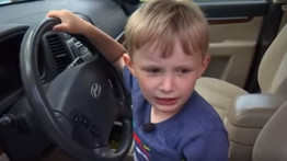 Ki sem látott a kormány mögül: édességet akart, ezért elkötötte dédapja kocsiját egy négyéves kisfiú – videó