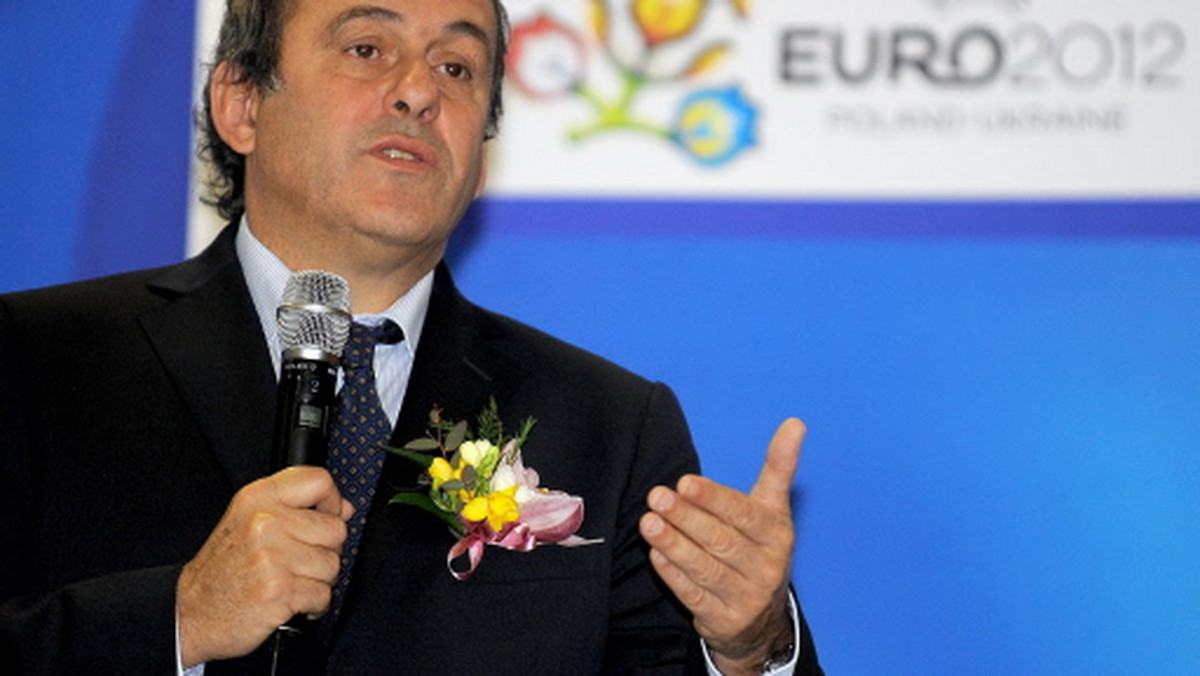 Prezydent UEFA Michel Platini poinformował w sobotę, że w związku z zakończeniem konfiktu w ukraińskim futbolu federacja tego kraju nie zostanie zawieszona. To jednocześnie oznacza, iż Ukraina nie straci prawa współorganizacji mistrzostw Europy w 2012 roku.