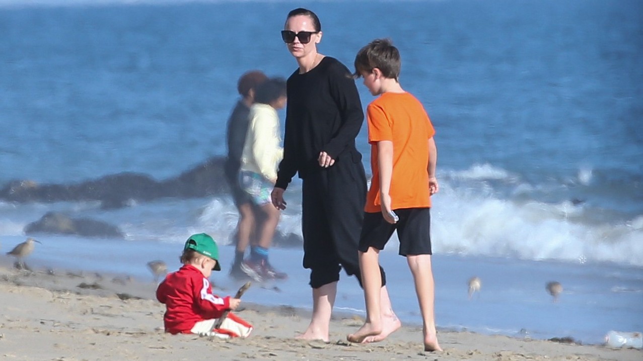 Herečka Christina Ricci a jej rodina na pláži v Malibu, 2023