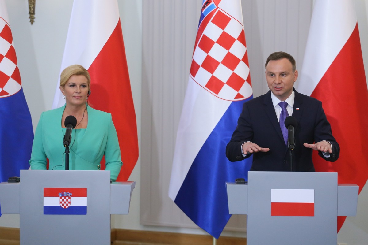 Prezydent Andrzej Duda  i prezydent Chorwacji Kolinda Grabar-Kitarovic podczas konferencji prasowej po podpisaniu dokumentów dwustronnych - pierwszych umów realizujących koncepcję Trójmorza