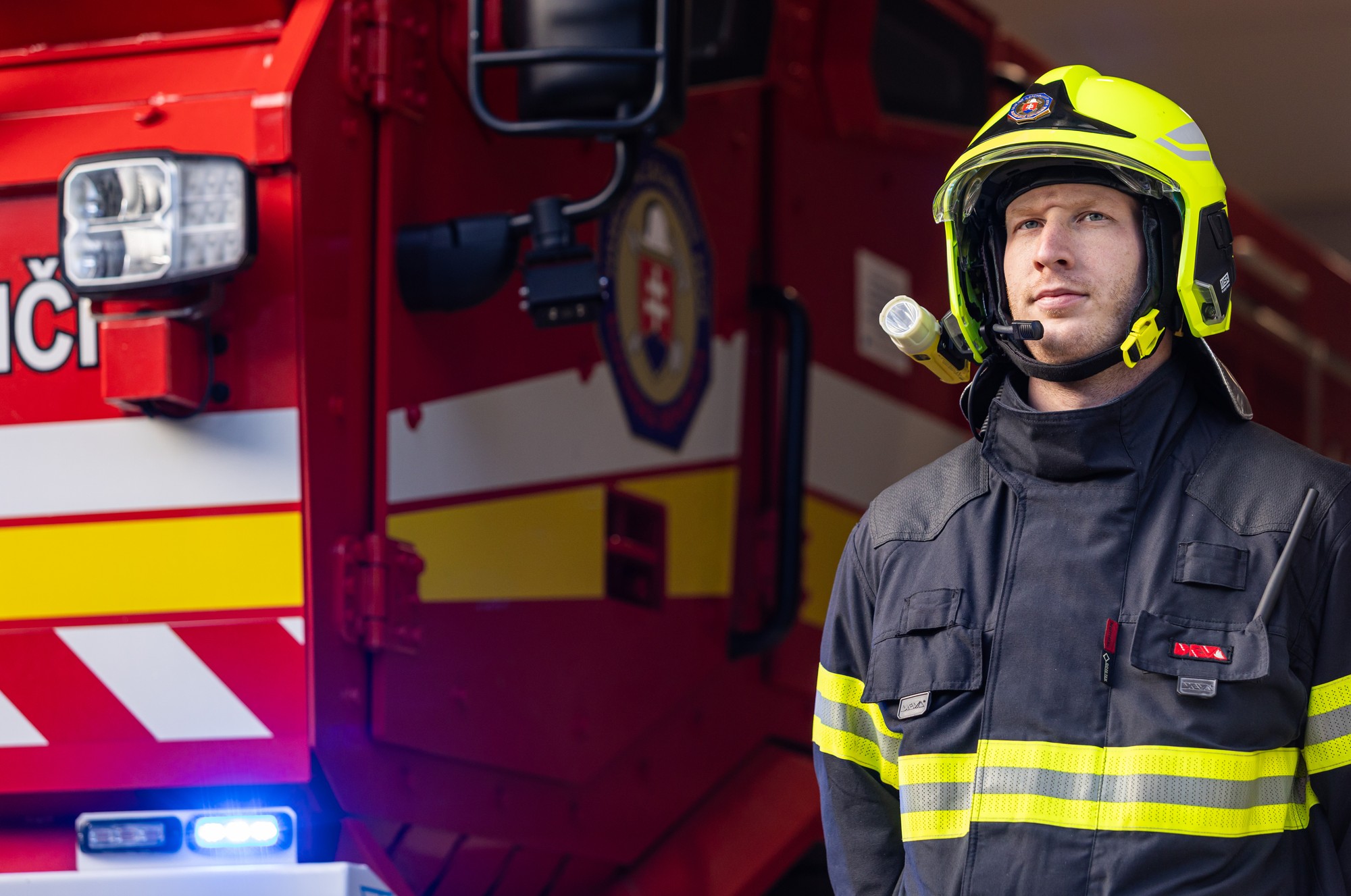 Hasič počas slávnostného požehnania hasičskej stanice pri tuneli Višňové. 