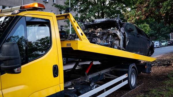 Odholowany wrak z wybrzeża Korzeniowskiego