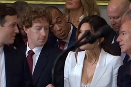 Hipnotisala oženjenog Zakerberga BUJNIM DEKOLTEOM dok je sedeo PORED ROĐENE ŽENE, pa do INTIMNE ZONE razgolitila noge: "JEFTINOĆA NA KVADRAT", Loren Sančez na STUBU SRAMA