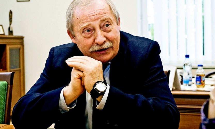 <b>Miejsce 4. Antoni Górski</b><br />sędzia, przewodniczący Krajowej Rady Sądownictwa, pierwszy raz w rankingu<br /><br />Człowiek żelaznych zasad, niezmienny w swoich przekonaniach strażnik niezależności sądów. Otwarcie sprzeciwił się Jarosławowi Gowinowi, skarżąc do Trybunału Konstytucyjnego przepis ustawy o ustroju sądów powszechnych, na podstawie którego minister sprawiedliwości wydał rozporządzenie przekształcające 79 sądów rejonowych w oddziały zamiejscowe innych placówek. Krytykując sztandarowy projekt resortu i apelując o przesunięcie wejścia w życie reformy, prosił jednak sędziów o tonowanie emocji. Sam też potrafi panować nad nerwami, co udowodnił stawiając czoła bezprecedensowemu problemowi, jakim była sprawa sędziego Ryszarda Milewskiego. Gdy media ujawniły, jak miękki kręgosłup ma prezes Sądu Okręgowego w Gdańsku, Antoni Górski nie wahał się go publicznie potępić i poprzeć wniosek o dyscyplinarkę.